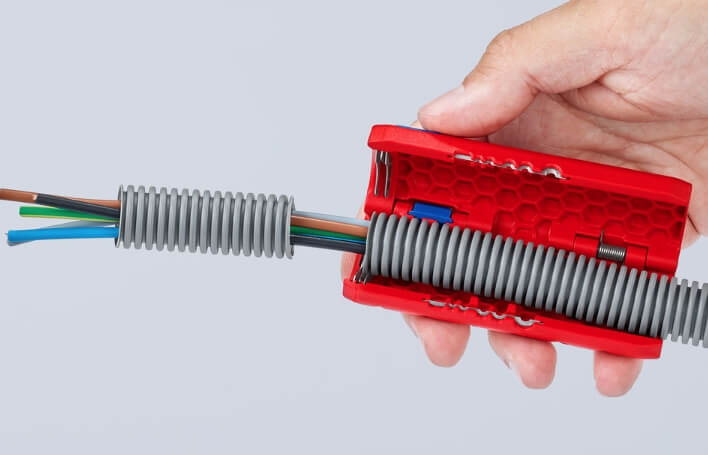 KNIPEX TwistCut труборез-стриппер для гофротрубы ∅ 13 - 32 мм, зачистка: 0.2 - 4 кв. мм, L-100 мм, держатель KN-902202SB