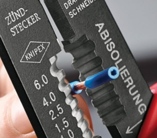 Пресс-клещи для резки и зачистки кабеля, 3 гнезда, обжим штекеров открытых неизолирванных (шириной 6.3 мм), L-230 мм KNIPEX KN-9721215B